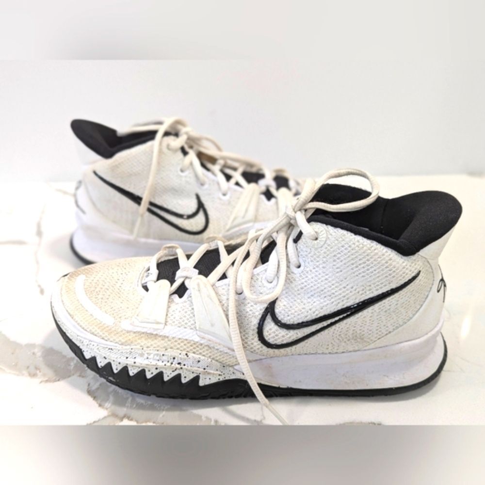 Nike Kyrie Men's White Black Athletic Basketball Shoes sneakers 6.5 DA7767-100